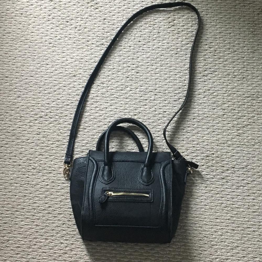 Dailylook | Black Crossbody Bag with Gold Hardware